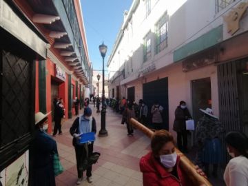 Las filas están en cercanías de varias entidades bancarias.