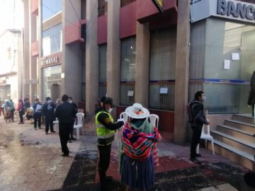 Las filas están en cercanías de varias entidades bancarias.