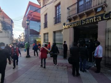 Las filas están en cercanías de varias entidades bancarias.
