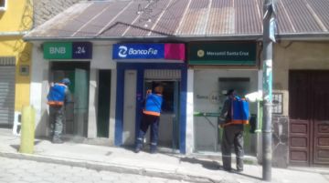 El personal visita diferentes lugares para la desinfección. FOTO: SEDES