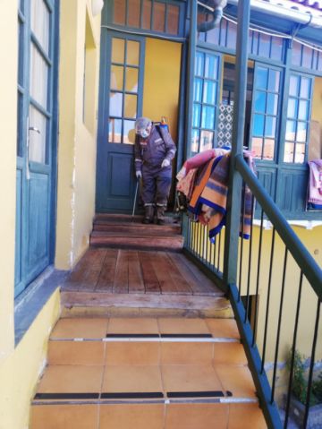 El personal visita diferentes lugares para la desinfección. FOTO: SEDES