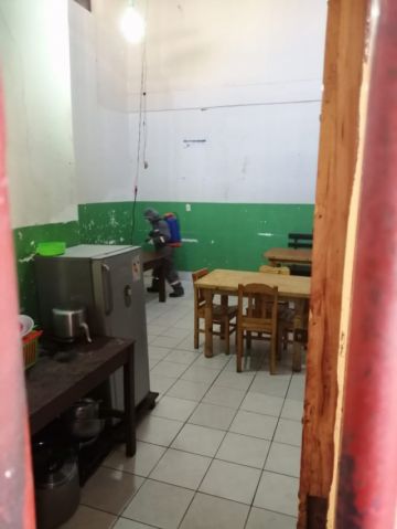 El personal visita diferentes lugares para la desinfección. FOTO: SEDES