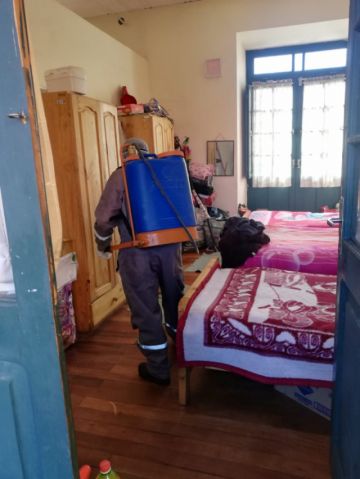 El personal visita diferentes lugares para la desinfección. FOTO: SEDES