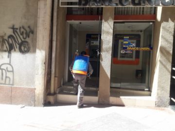 El personal visita diferentes lugares para la desinfección. FOTO: SEDES