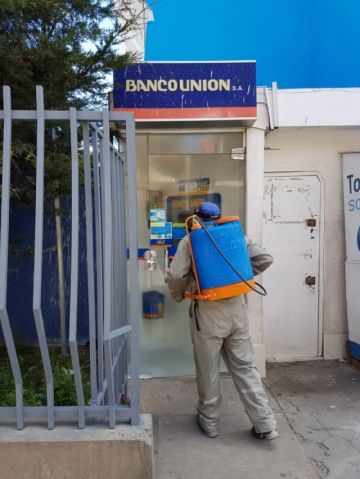 El personal visita diferentes lugares para la desinfección. FOTO: SEDES
