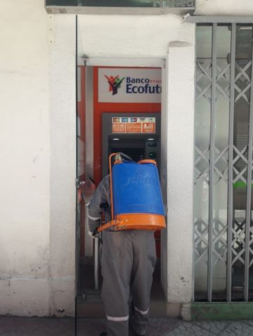 El personal visita diferentes lugares para la desinfección. FOTO: SEDES