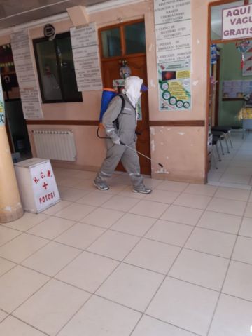 El personal visita diferentes lugares para la desinfección. FOTO: SEDES