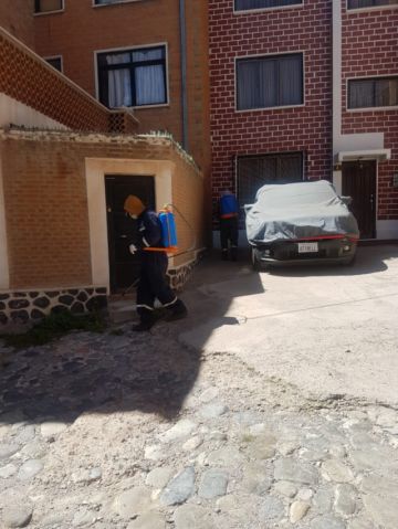 El personal visita diferentes lugares para la desinfección. FOTO: SEDES