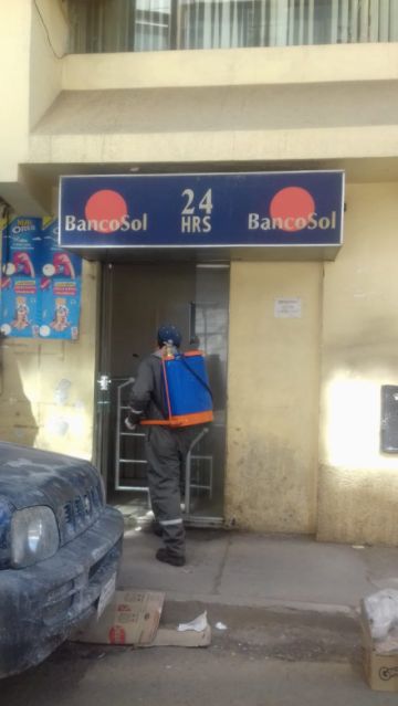 El personal visita diferentes lugares para la desinfección. FOTO: SEDES