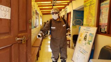 El personal visita diferentes lugares para la desinfección. FOTO: SEDES