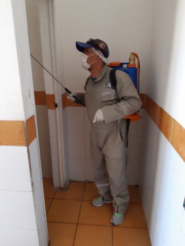 El personal visita diferentes lugares para la desinfección. FOTO: SEDES