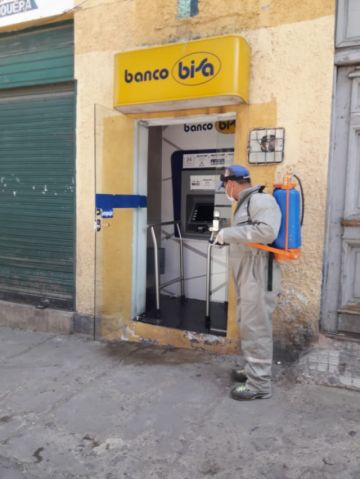 El personal visita diferentes lugares para la desinfección. FOTO: SEDES