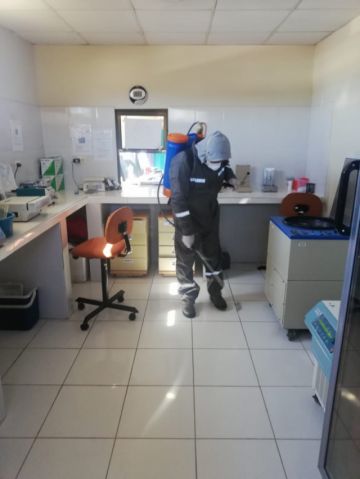 El personal visita diferentes lugares para la desinfección. FOTO: SEDES