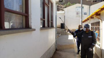 El personal visita diferentes lugares para la desinfección. FOTO: SEDES