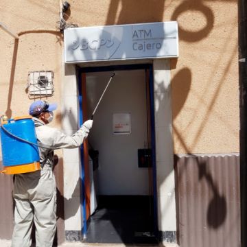 El personal visita diferentes lugares para la desinfección. FOTO: SEDES