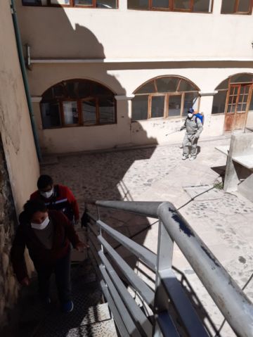 El personal visita diferentes lugares para la desinfección. FOTO: SEDES