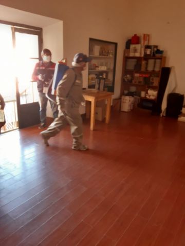 El personal visita diferentes lugares para la desinfección. FOTO: SEDES