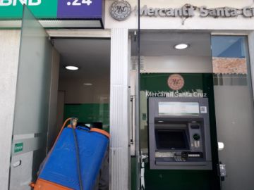 El personal visita diferentes lugares para la desinfección. FOTO: SEDES