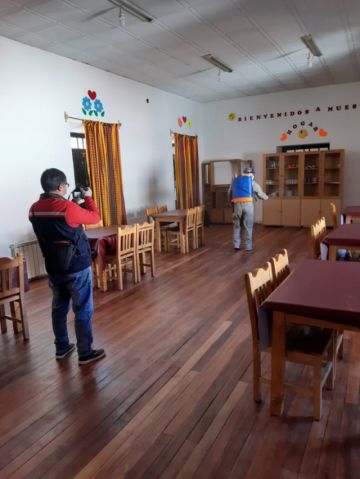 El personal visita diferentes lugares para la desinfección. FOTO: SEDES