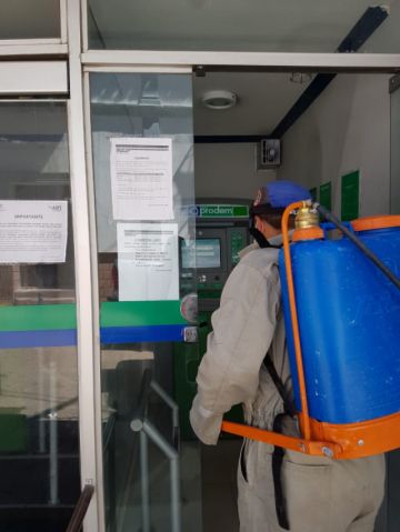 El personal visita diferentes lugares para la desinfección. FOTO: SEDES
