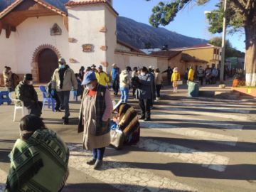 El pago de bonos llegó hasta Tarapaya. FOTO GAMP