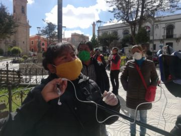 Vecinos se arman con mochilas fumigadoras en la calle Capitán Castrillo 