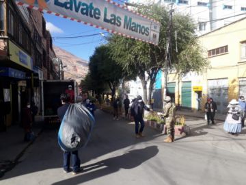 La jornada de compra en los mercados y puestos de venta se desarrolla normalmente.