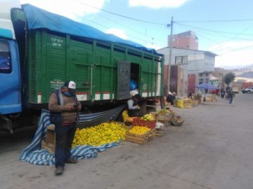 La jornada de compra en los mercados y puestos de venta se desarrolla normalmente.