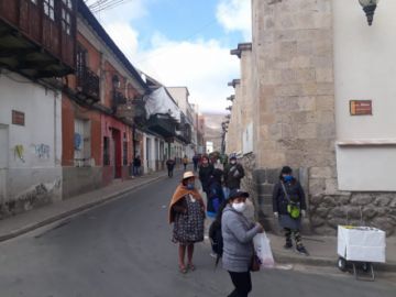 La jornada de compra en los mercados y puestos de venta se desarrolla normalmente.