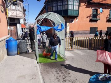 Así es el ingreso a los mercados en Potosí.