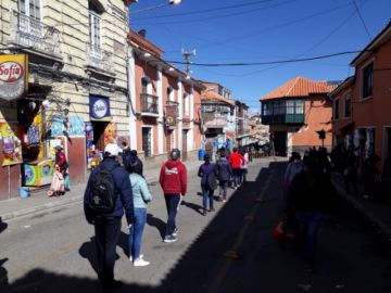 Así es el ingreso a los mercados en Potosí.
