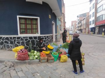 La jornada de compra en los mercados y puestos de venta se desarrolla normalmente.