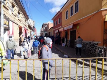 Así es el ingreso a los mercados en Potosí.