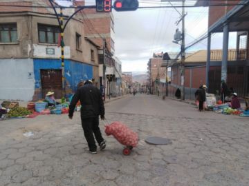 La jornada de compra en los mercados y puestos de venta se desarrolla normalmente.