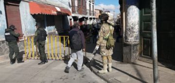 Actualmente los efectivos militares realizan el control en las calles.