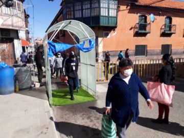 Así es el ingreso a los mercados en Potosí.