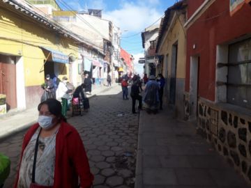 La jornada de compra en los mercados y puestos de venta se desarrolla normalmente.
