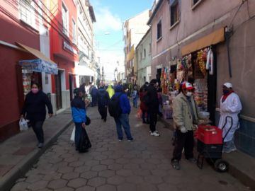 La jornada de compra en los mercados y puestos de venta se desarrolla normalmente.