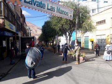 La jornada de compra en los mercados y puestos de venta se desarrolla normalmente.