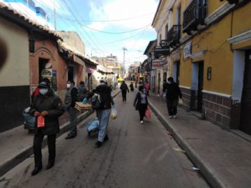 La jornada de compra en los mercados y puestos de venta se desarrolla normalmente.