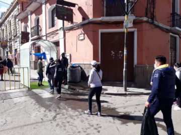Así es el ingreso a los mercados en Potosí.