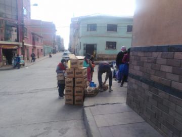 La jornada de compra en los mercados y puestos de venta se desarrolla normalmente.
