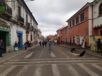 La jornada de compra en los mercados y puestos de venta se desarrolla normalmente.