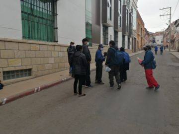 Hay personas en la calle Frías esquina Cochabamba en esta mañana.