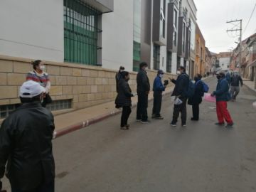 Hay personas en la calle Frías esquina Cochabamba en esta mañana.