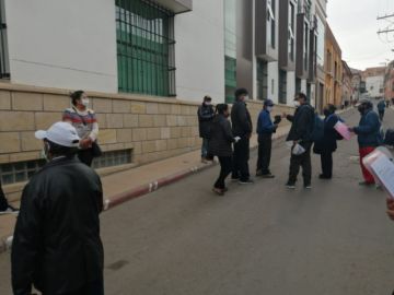 Hay personas en la calle Frías esquina Cochabamba en esta mañana.