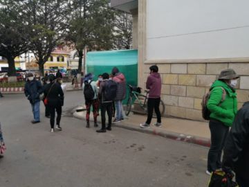 Hay personas en la calle Frías esquina Cochabamba en esta mañana.