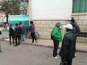 Hay personas en la calle Frías esquina Cochabamba en esta mañana.