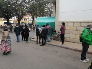 Hay personas en la calle Frías esquina Cochabamba en esta mañana.