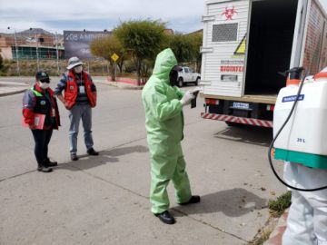 El personal realiza la desinfección de ambientes de instituciones sanitarias. FOTO SALUD AMBIENTAL SEDES